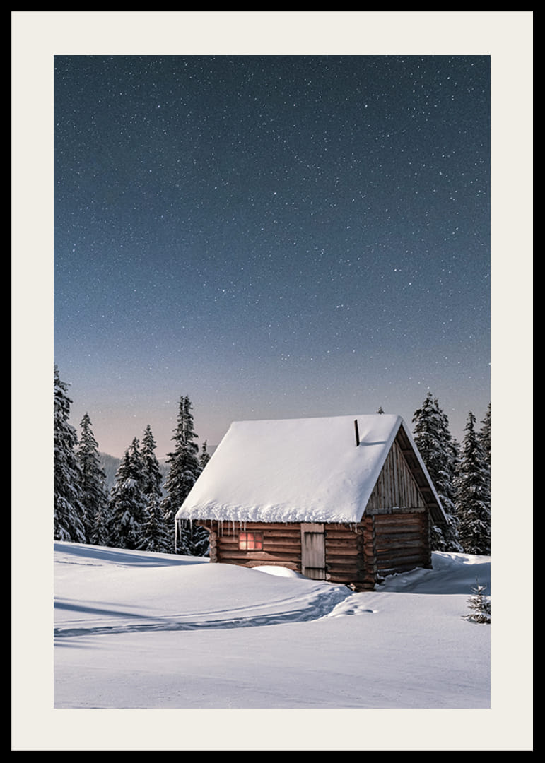 Baita di tronchi coperta di neve sotto un cielo stellato in un paesaggio invernale-12