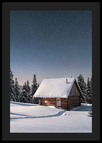 Baita di tronchi coperta di neve sotto un cielo stellato in un paesaggio invernale-4