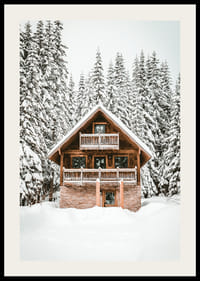 Hóborított fenyőfákkal körülvett faház téli tájban-2