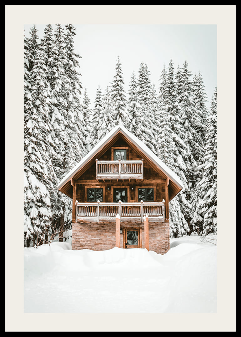 Hóborított fenyőfákkal körülvett faház téli tájban-12