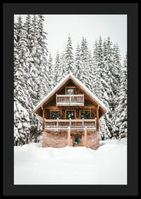 Hóborított fenyőfákkal körülvett faház téli tájban-4