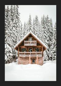 Hóborított fenyőfákkal körülvett faház téli tájban-5