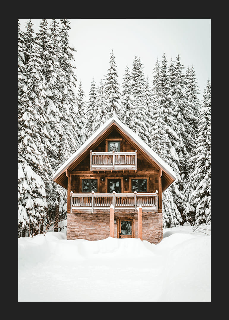 Hóborított fenyőfákkal körülvett faház téli tájban-12