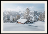 Fotografia zasneženej zrubovej chaty medzi jedľami a horami-2