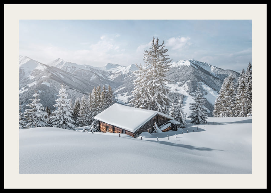 Fotografia zasneženej zrubovej chaty medzi jedľami a horami-12