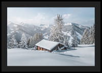 Fotografia zasneženej zrubovej chaty medzi jedľami a horami-4