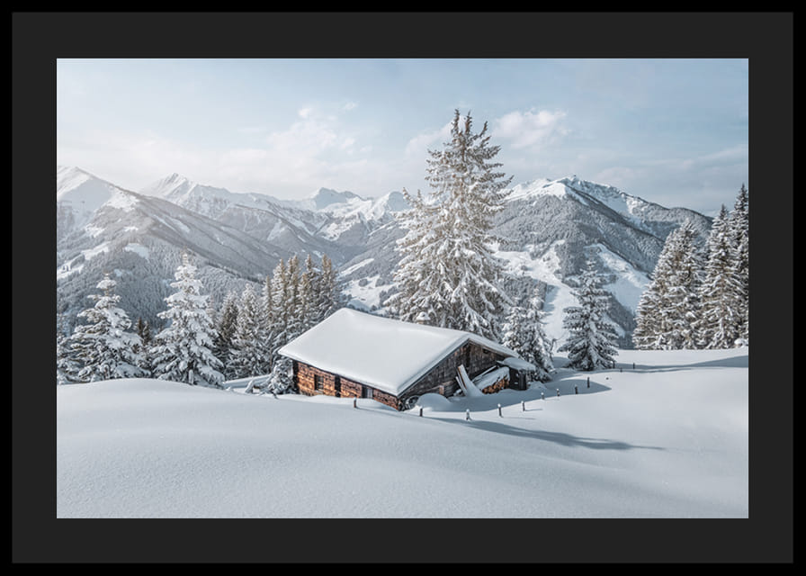 Fotografia zasneženej zrubovej chaty medzi jedľami a horami-12