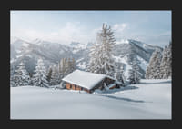 Fotografia zasneženej zrubovej chaty medzi jedľami a horami-5