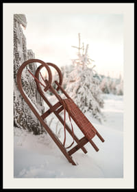 Valokuva vanhasta punaisesta puukelkasta lumista kuusimetsää vasten-2