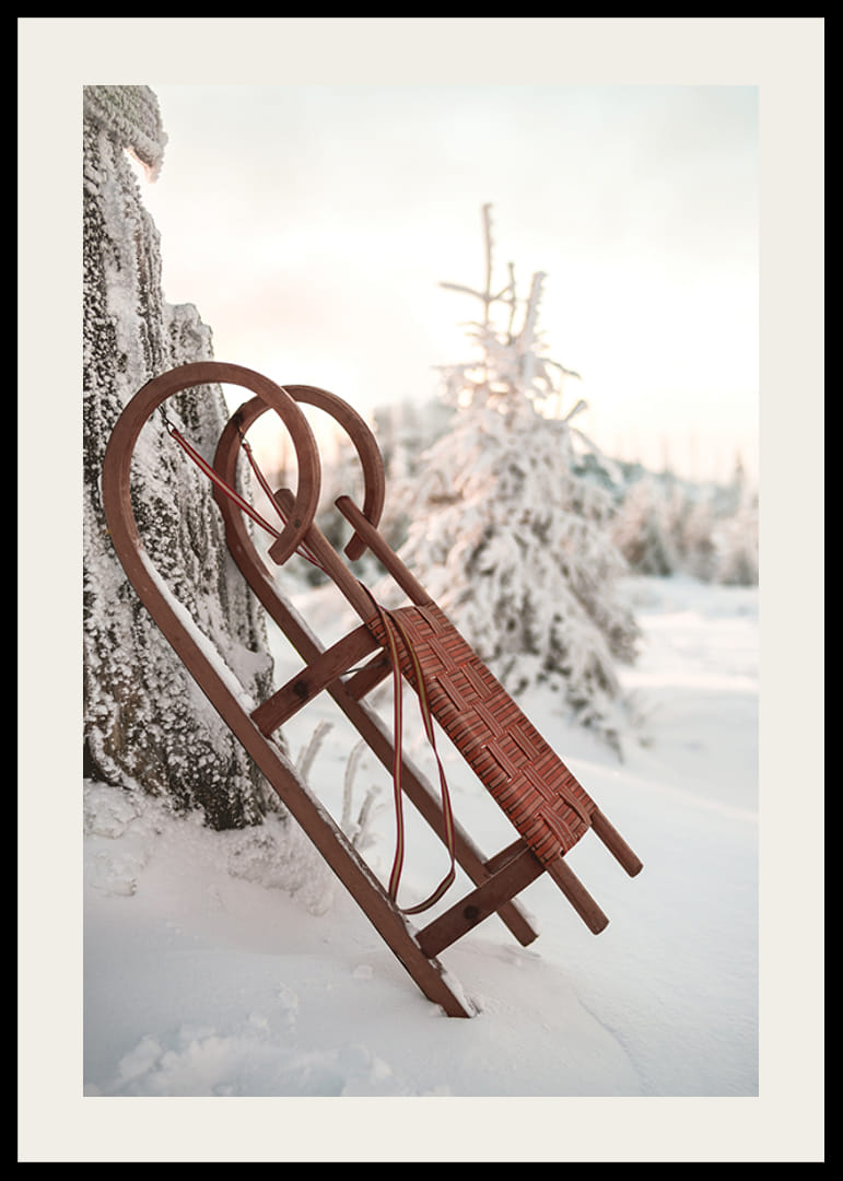 Valokuva vanhasta punaisesta puukelkasta lumista kuusimetsää vasten-12