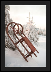 Valokuva vanhasta punaisesta puukelkasta lumista kuusimetsää vasten-4