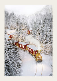 Illustrerat tåg i vintrigt landskap med snötyngda granar-3