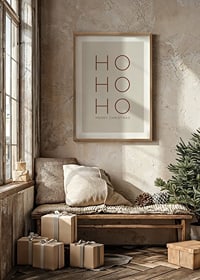 Texto navideño minimalista con Ho Ho Ho en marrón sobre beige-8