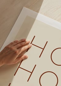 Texto navideño minimalista con Ho Ho Ho en marrón sobre beige-9