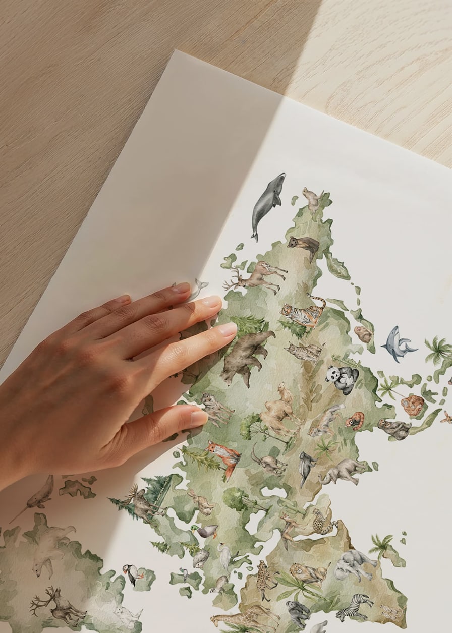 Verdenskort med illustrerede dyr fra forskellige kontinenter-12