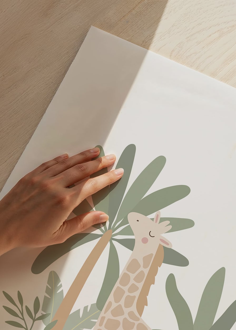 Illustrerad giraff bland gröna växter och palmer i mjuka pastellfärger-12