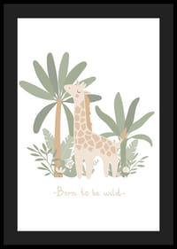 Illustrierte Giraffe zwischen grünen Pflanzen und Palmen in sanften Pastellfarben-4