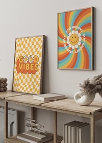 Geïllustreerde bloem met smiley en tekst in retrokleuren-8