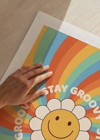 Geïllustreerde bloem met smiley en tekst in retrokleuren-9