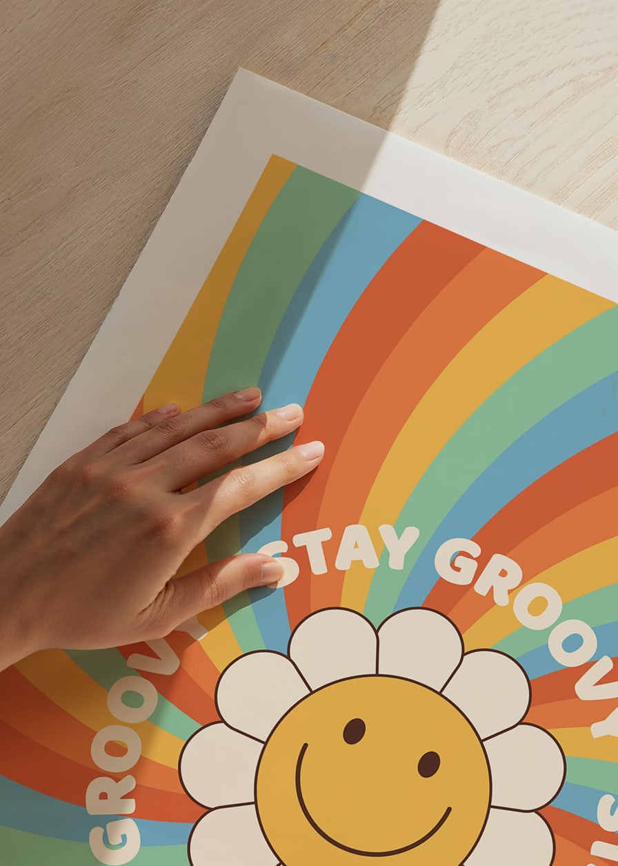 Geïllustreerde bloem met smiley en tekst in retrokleuren-12
