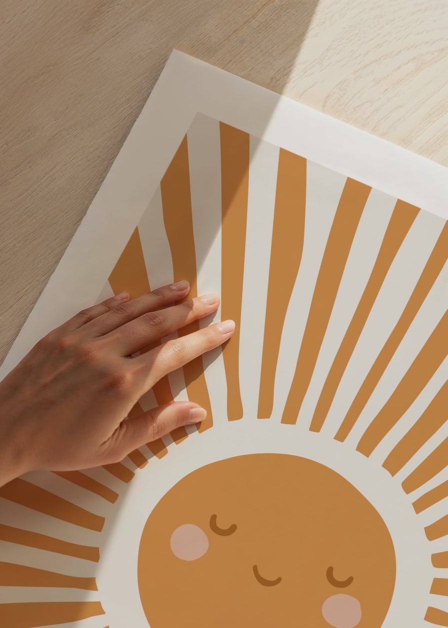 Illustrerad sol med leende ansikte och strålar i orange-12