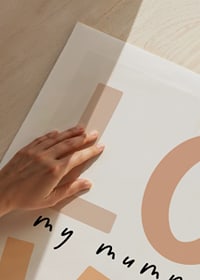Illustration de texte graphique avec le mot LOVE dans les tons beiges-9