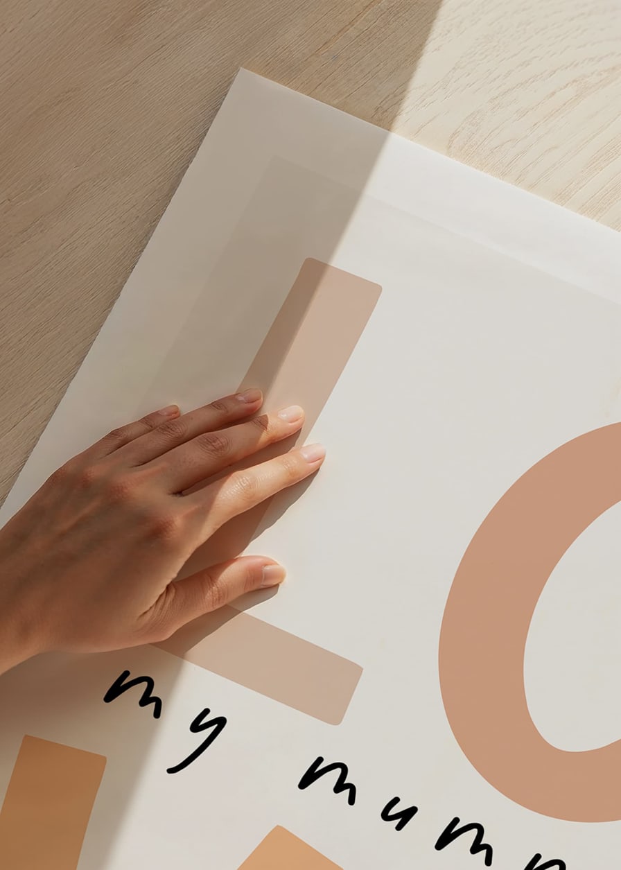 Illustration de texte graphique avec le mot LOVE dans les tons beiges-12