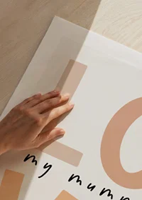 Grafisk textillustration med ordet LOVE i beige toner-9