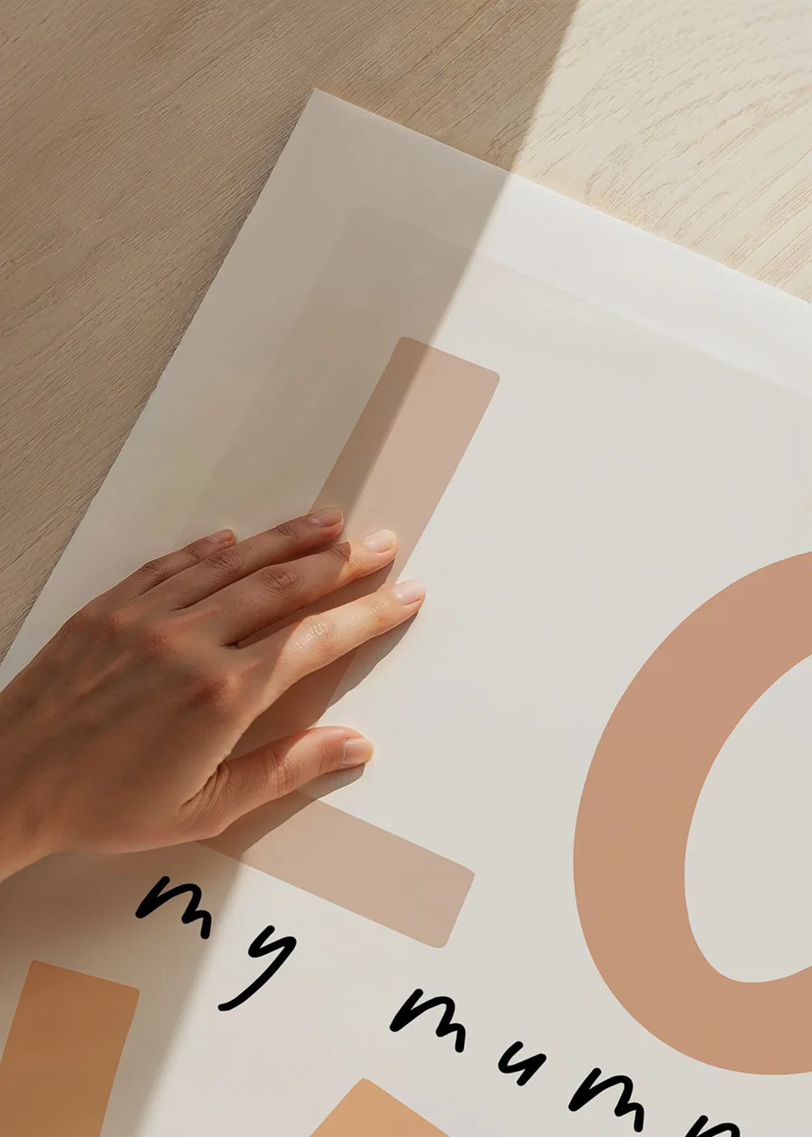 Grafisk textillustration med ordet LOVE i beige toner-12