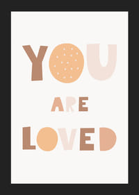 Illustrerte bokstaver i beige og brunt på lys bakgrunn-5