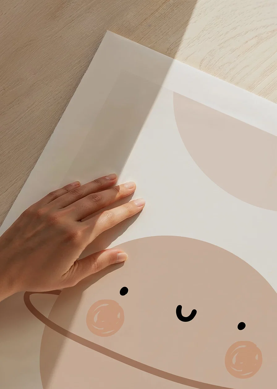 Illustrerad planet med ringar och leende ansikte i beige toner-12