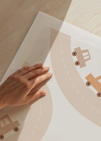 Illustration av leksaksbilar på slingrande vägar i beige toner-9