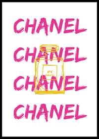 Grafisk text CHANEL i rosa med parfymflaska i gult-0