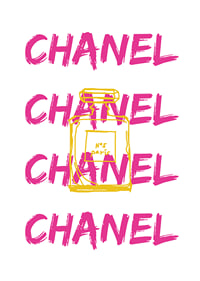 Grafisk text CHANEL i rosa med parfymflaska i gult-1