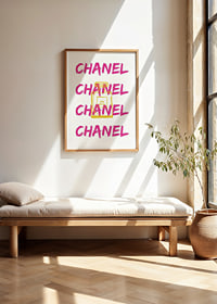 Grafisk text CHANEL i rosa med parfymflaska i gult-8