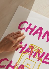 Grafisk text CHANEL i rosa med parfymflaska i gult-9