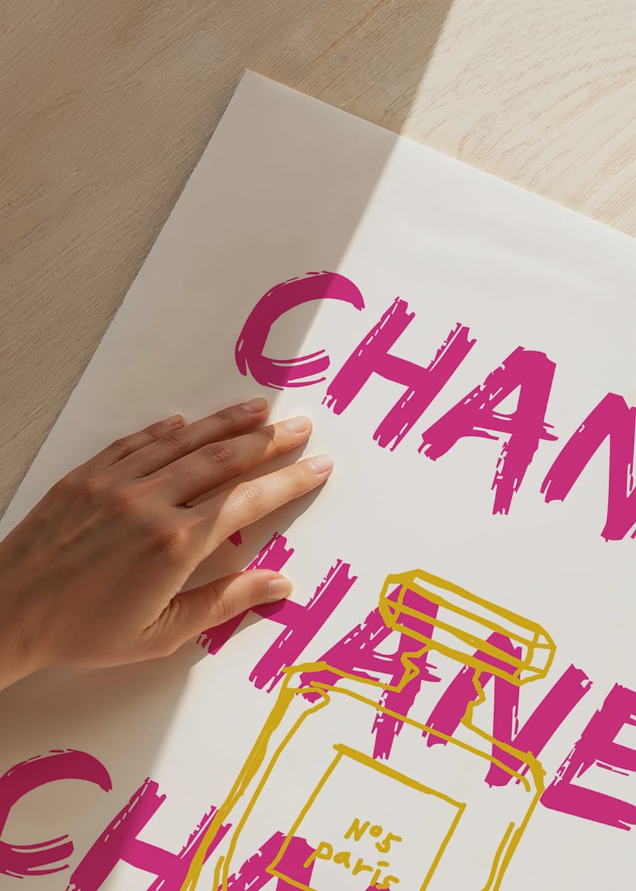Grafisk text CHANEL i rosa med parfymflaska i gult-12
