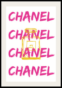Grafisk text CHANEL i rosa med parfymflaska i gult-2