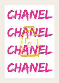 Grafisk text CHANEL i rosa med parfymflaska i gult-3