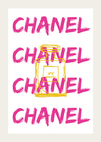 Grafisk text CHANEL i rosa med parfymflaska i gult-3