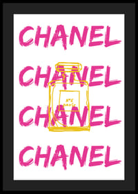 Grafisk text CHANEL i rosa med parfymflaska i gult-4