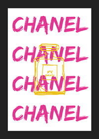 Grafisk text CHANEL i rosa med parfymflaska i gult-5