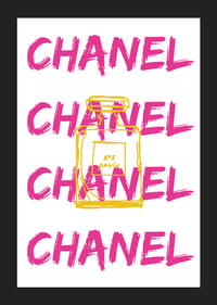 Grafisk text CHANEL i rosa med parfymflaska i gult-5
