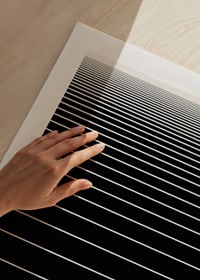 Minimalistiska vita horisontella linjer mot svart bakgrund-9