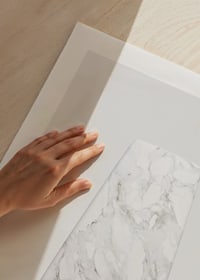 Illustration av glasspinne med vit marmormönstrad yta-9