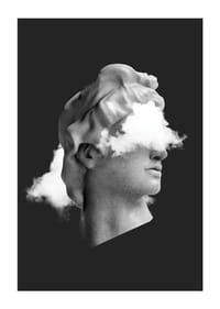 Czarno-biały popiersie z chmurami nad twarzą na ciemnym tle-3