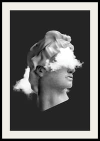 Czarno-biały popiersie z chmurami nad twarzą na ciemnym tle-4