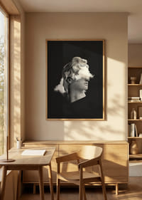 Czarno-biały popiersie z chmurami nad twarzą na ciemnym tle-8