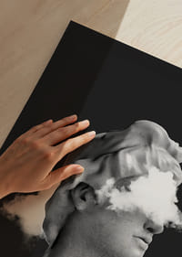 Czarno-biały popiersie z chmurami nad twarzą na ciemnym tle-9