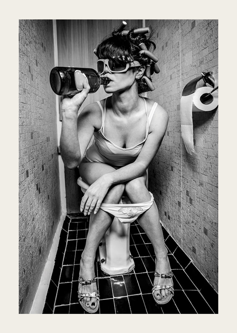 Svartvitt foto av kvinna med solglasögon på toalett-12